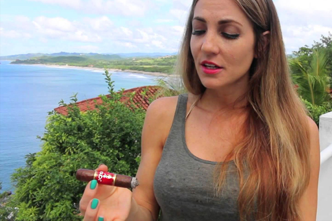 Delicia, la Cigar Vixen, disfruta un Joya Red en el pacífico de Nicaragua.